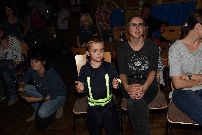 Pravidelně přijíždí do kolínského Městského společenského domu zpěvačka Míša Růžičková.