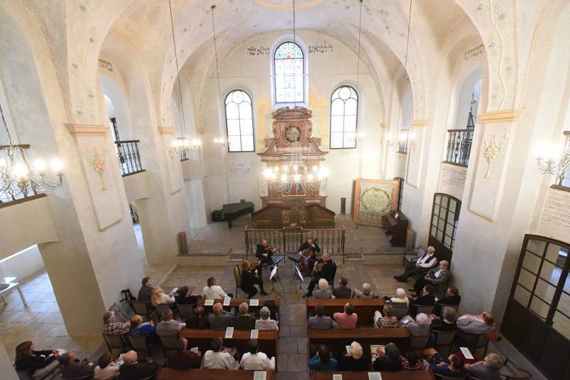 Koncert smyčcového kvarteta se konal v synagoze.