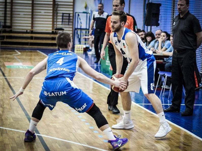 Z utkání nadstavby BC Geosan Kolín - Ostrava (89:77).