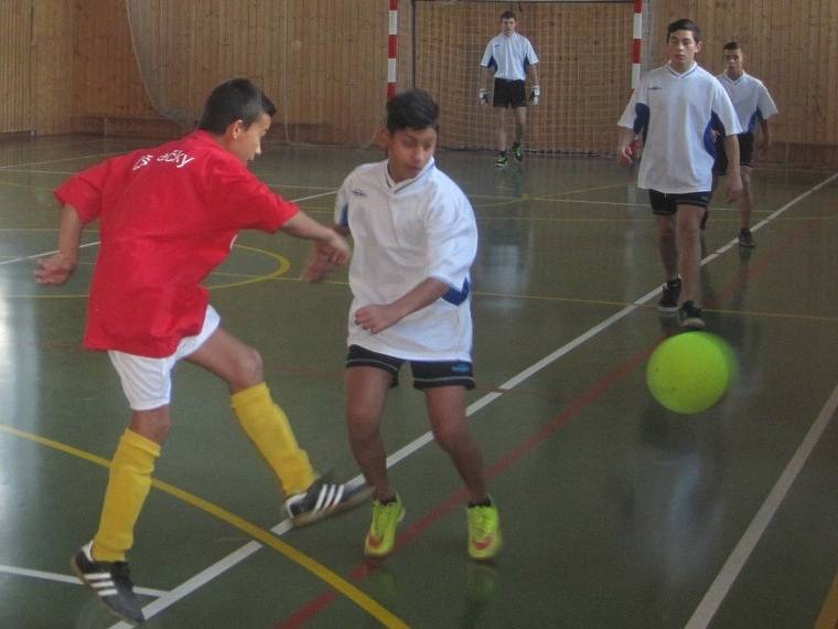 Skoro osm desítek malých fotbalistů přilákal do Českého Brodu turnaj v sálové kopané.