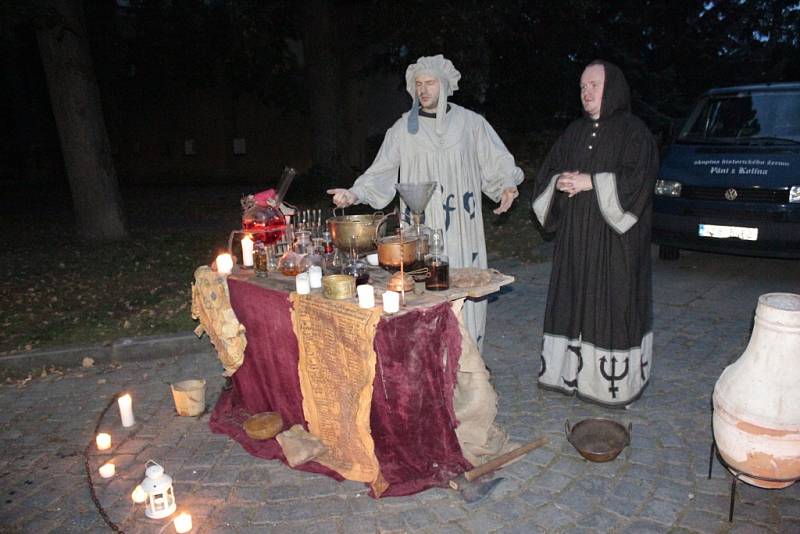 Lidé se při večerní procházce v Kouřimi dozvěděli mnoho o historii.