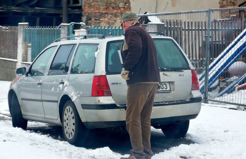 Sníh potrápil řidiče na Kolínsku