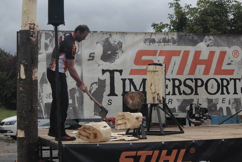 Nedělní odpoledne ve Viticích zpestřil Timbersports.