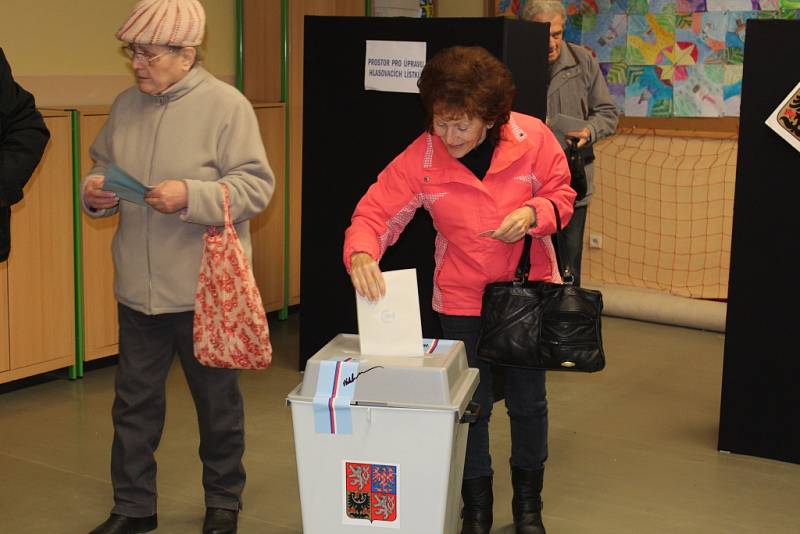 Hojnou účast voličů potvrdili hned od začátku voleb členové volební komise v okrsku č. 1 v Kolíně. Lidé před volební místností čekali ještě před jejím otevřením.