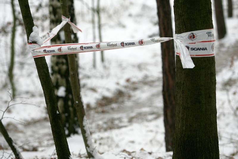 Příprava cyklokrosové trati na mistrovství republiky.