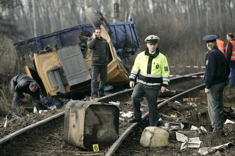 Tragická sobotní srážka rychlíku s náklaďákem u Sandberku