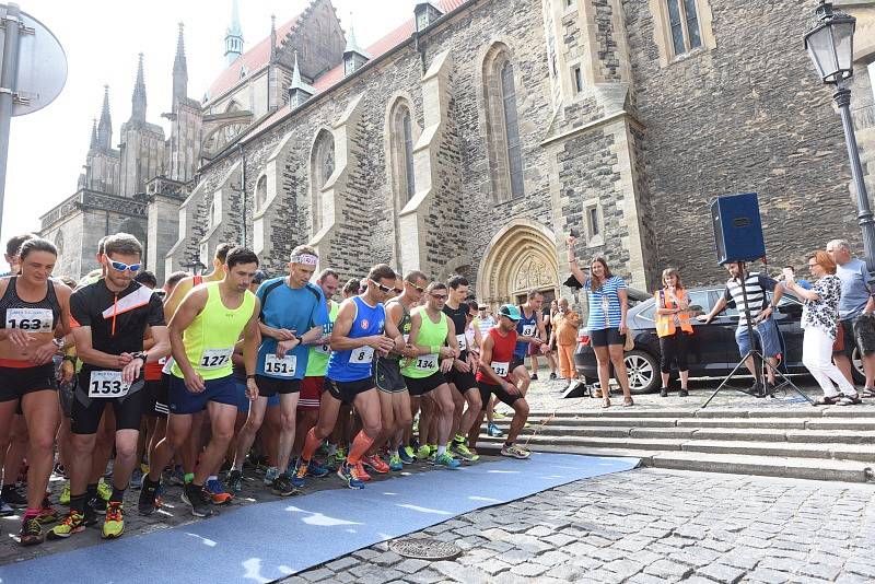 Děti s rodiči bavil Jaroslav Uhlíř, běžci startovali od Bartoloměje.