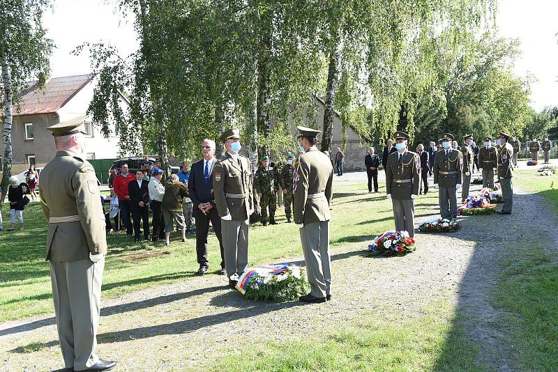 Z pietního aktu na počest kolínského rodáka, štábního kapitána Václava Morávka v Lošanech.