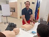 Ředitel Oblastního spolku Českého červeného kříže v Kolíně Michal Tasch při školení první pomoci pro hasiče z Cerhenic.