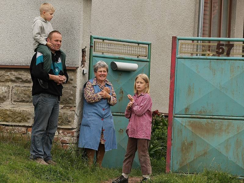 Oslava májů v Ovčárech dešti navzdory.