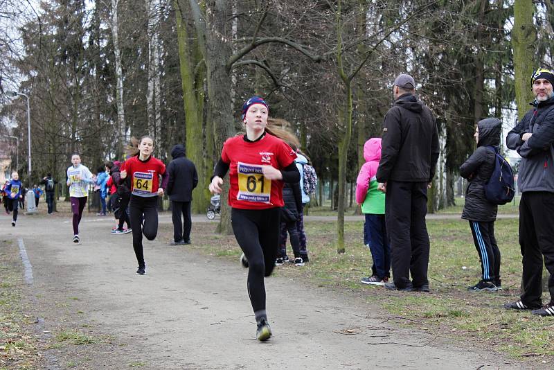 Tradičního běhu v Pečkách se účastní běžci různých věkových kategorií.