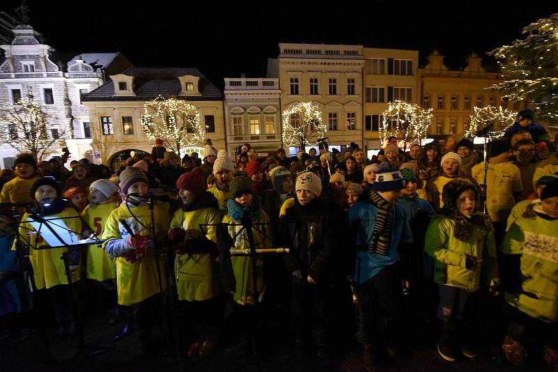 Třetí svíci na náměstí zapálili Tomáš Růžička a Ján Halama.