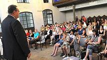Plno bylo v pondělí odpoledne v kolínské synagoze, kde vedení Stipendijního nadačního fondu města Kolína vyhlašovalo výsledky několika soutěží a rozdávalo jednorázová stipendia pro tento rok.