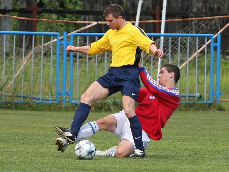 Z utkání Velký Osek - Radim (0:2).