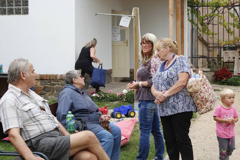 Lidé se při večerní procházce v Kouřimi dozvěděli mnoho o historii.