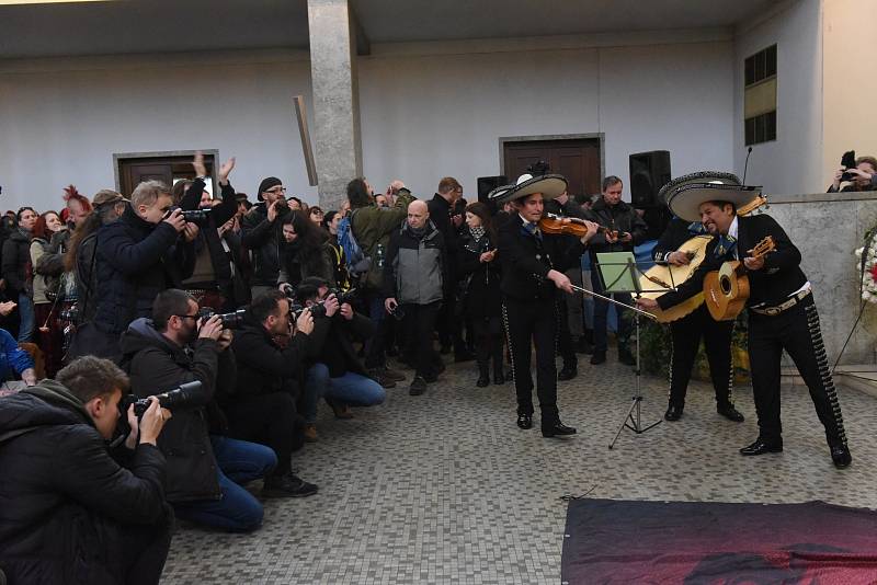 Poslední rozloučení se zpěvákem a kytaristou punkrockové kapely Plexis Petrem Hoškem v obřadní síni v pražských Strašnicích.