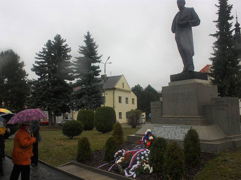 Ke stému výročí založení Československa odhalili Pečky sochu prvního prezidenta Tomáš Garrigue Masaryka. Po slavnostním ceremoniálu kolem sochu zůstávali lidé, kteří se s ní chtěli na památku vyfotografovat.