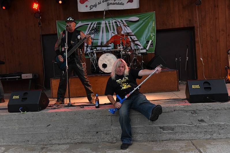 Na festivalu Rockový Týnec zahrála pětice legendárních kapel, došlo i na moravského hosta.