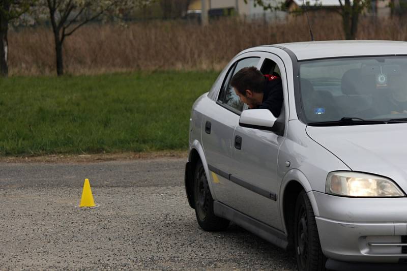 Ve Škvorci proběhla orientační automobilová soutěž.