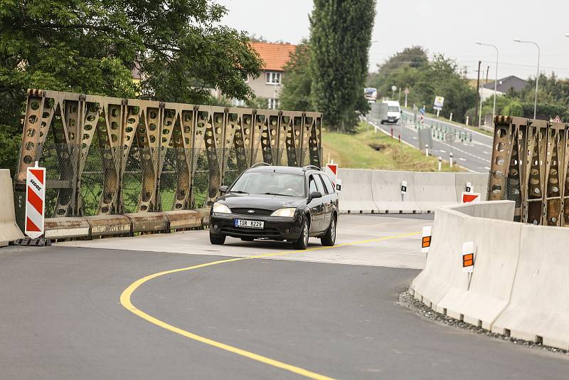 Přeložka na silnici I/12 kvůli rekonstrukci mostu u Přistoupimi a Českého Brodu.