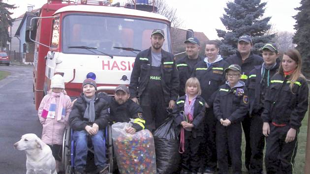 Hasiči pomohli sběrem víček