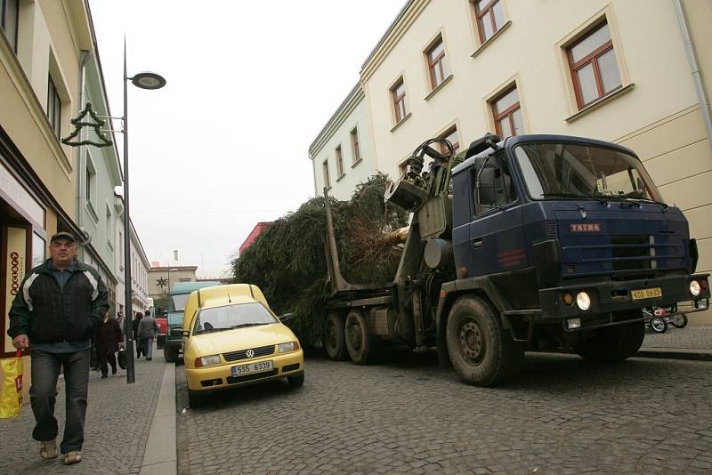 Cesta vánočního stromu na kolínské Karlovo náměstí