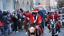 Již po osmnácté letos kolínští motorkáři říkající si Verbež kolínská uspořádali štědrovečerní vyjížďku s tradičním cílem u vánočního stromu na kolínském Karlově náměstí.