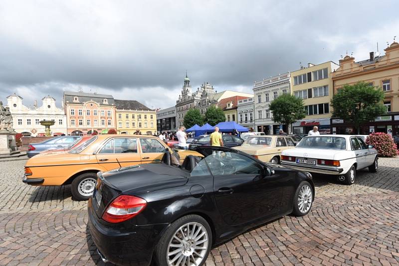 Majitelé vozů značky Mercedes-Benz se sešli po třiatřicáté a auty zaplnili kolínské Karlovo náměstí.