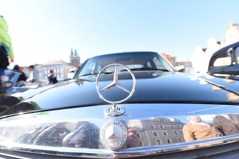 Kolínské Karlovo náměstí zaplnily automobily značky Mercedes – Benz