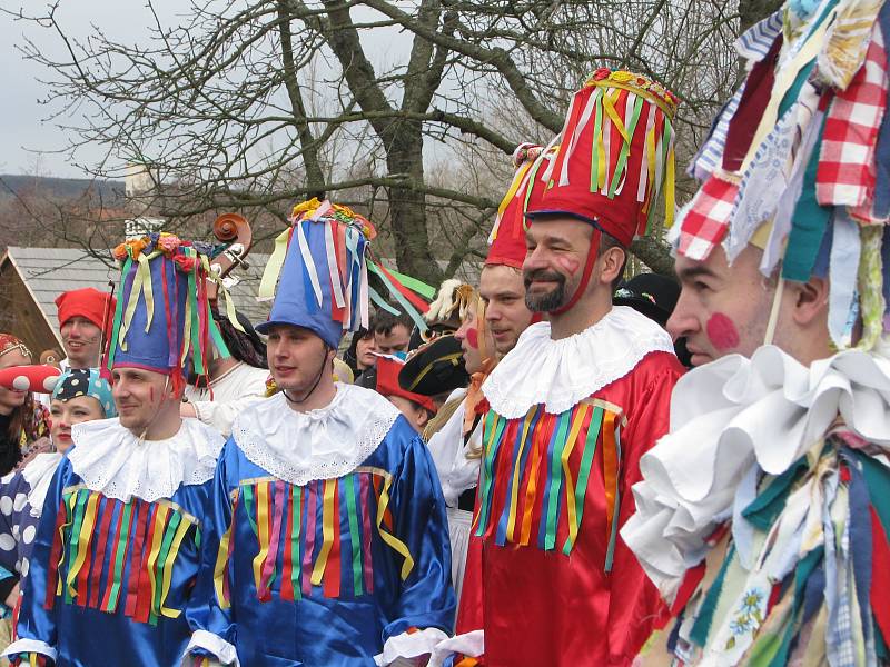 Národopisný pořad na téma lidového masopustu přilákal do skanzenu obrovské množství návštěvníků.