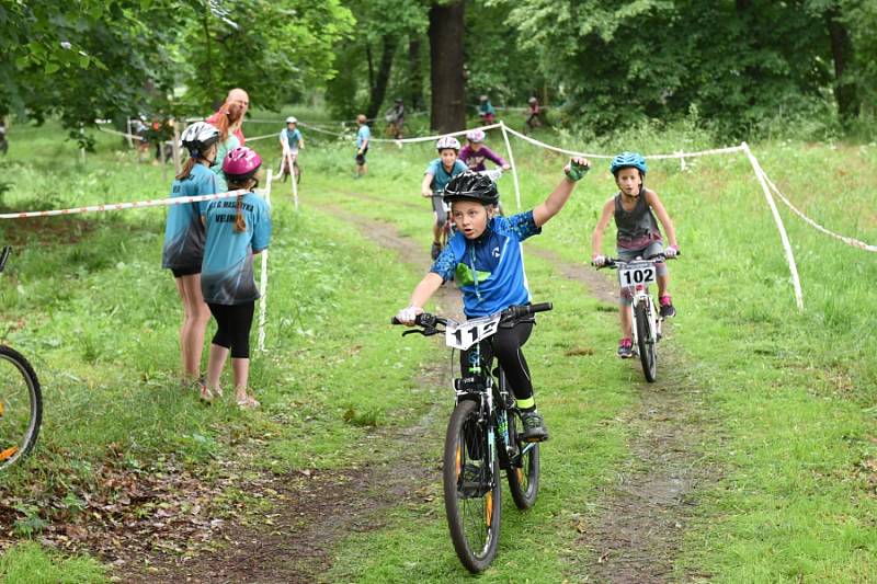 Poslední sportovní den v Kolíně ukončila cyklistika, basketbal i házená.