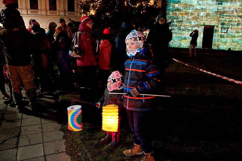 Adventní průvod světýlek vedla českobrodská garda.