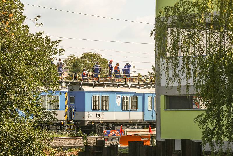 Práce na rekonstrukci železniční trati v Cerhenicích.