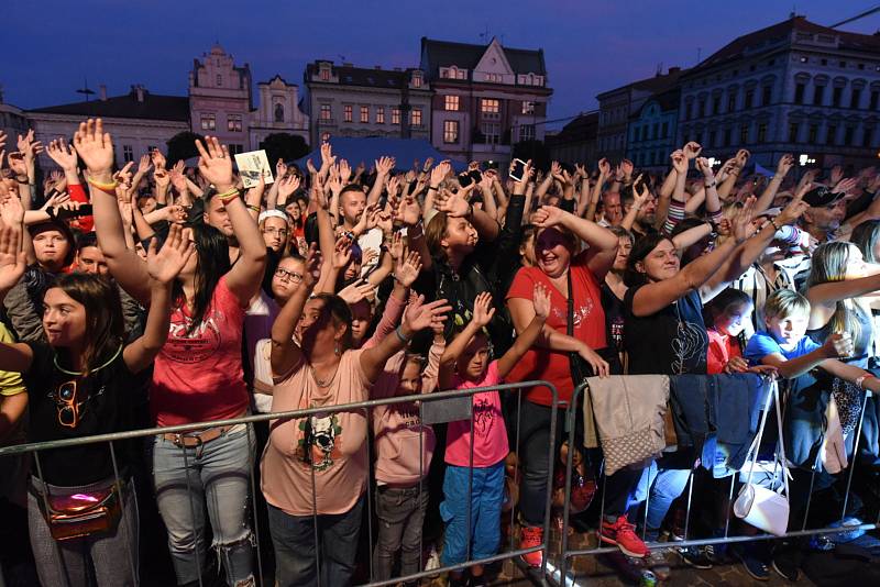 Kolínské kulturní léto: z koncertu zpěváka Marka Ztraceného na Karlově náměstí.