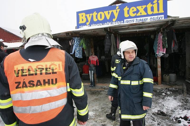 Hasiči likvidovali požár v libenické tržnici