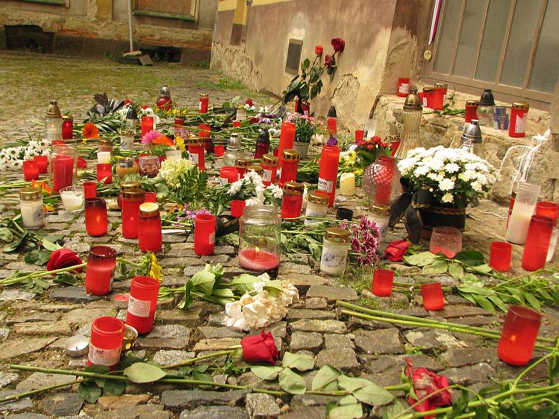 Na spontánně vzniklém pietním místě u kouřimské radnice stále přibývají květiny, svíčky, dárky na rozloučenou.