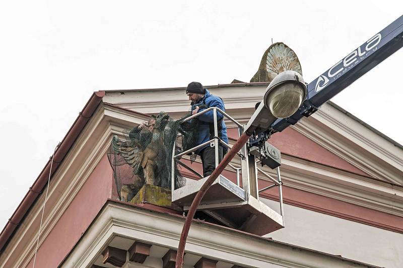 Snaha o záchranu soch gryfů, které více než 130 let krášlily střechu sokolovny v Českém Brodě.