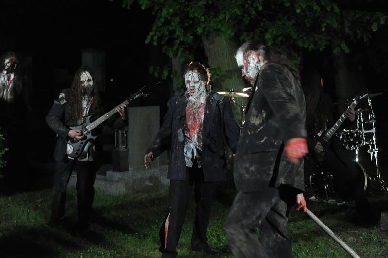 Zombie na hřbitově? To je kapela natáčela klip