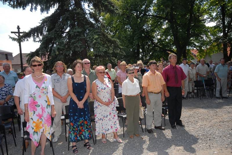 V Ovčárech  mají novou vlajku a znak