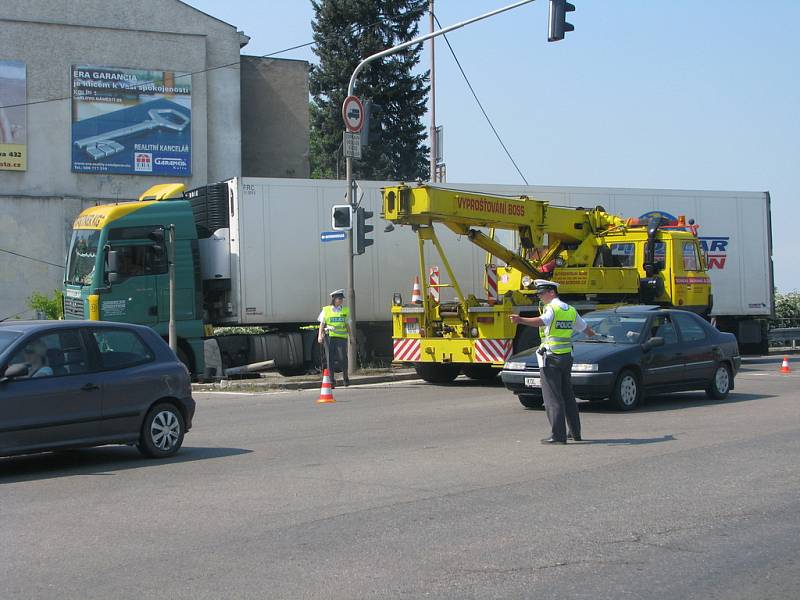 Dopravní nehoda na kraji nového mostu v Kolíně, 30.4.2009