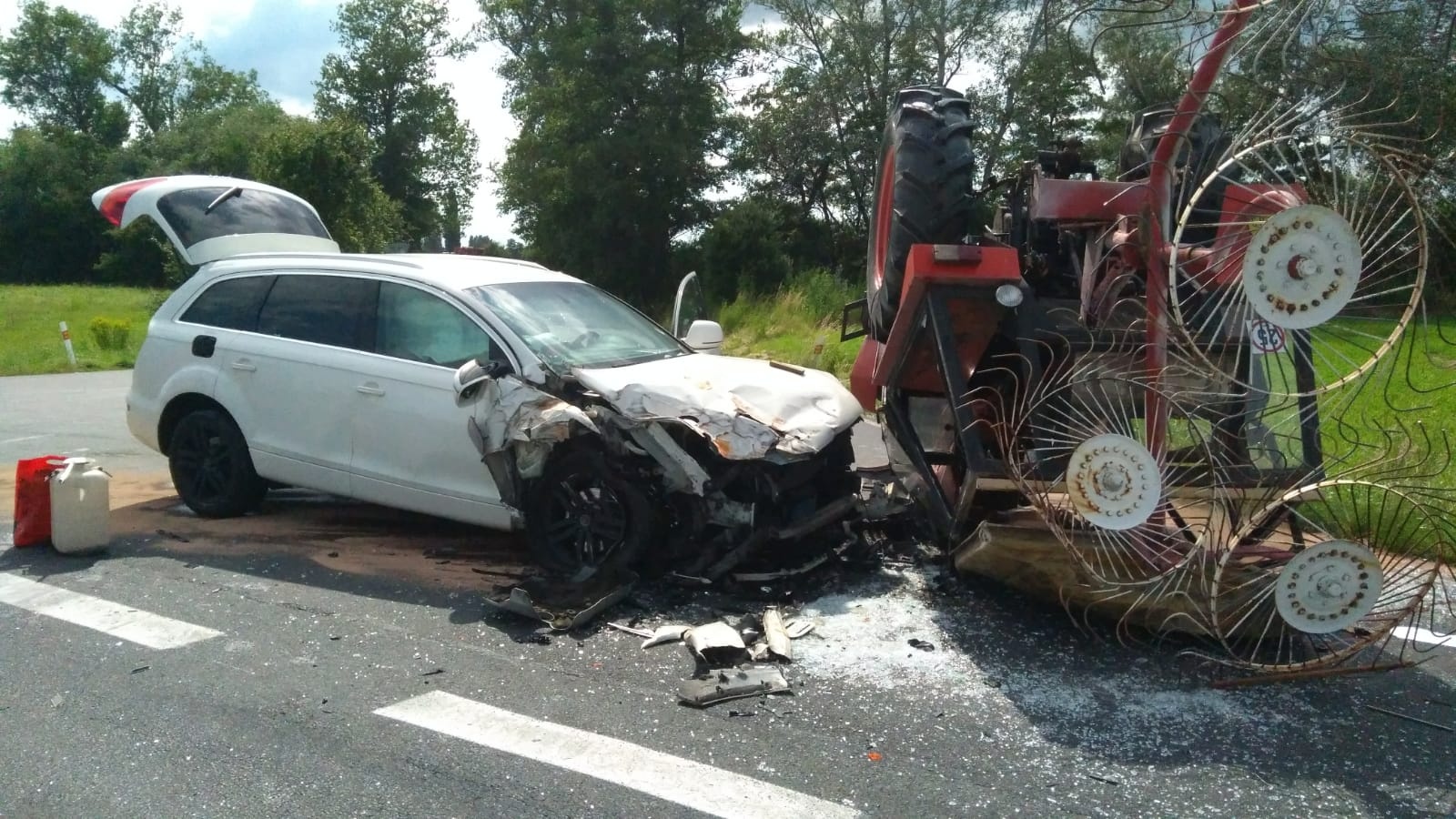 OBRAZEM: U Klipce se srazil osobní automobil s traktorem - Nymburský deník