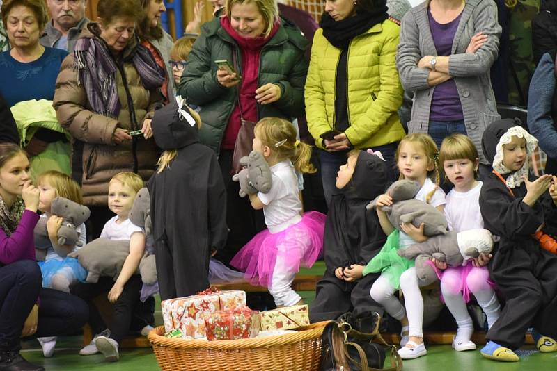 Děti z mateřské školy Pohádka předvedly taneční choreografie