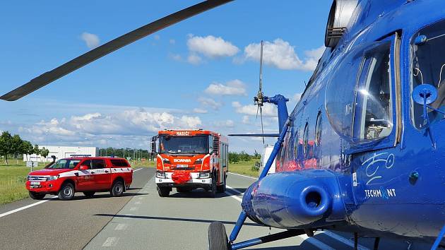 Hasiči pomáhali dostat na střechu kolínské automobilky TPCA klimatizaci pomocí vrtulníku Mi-8T.