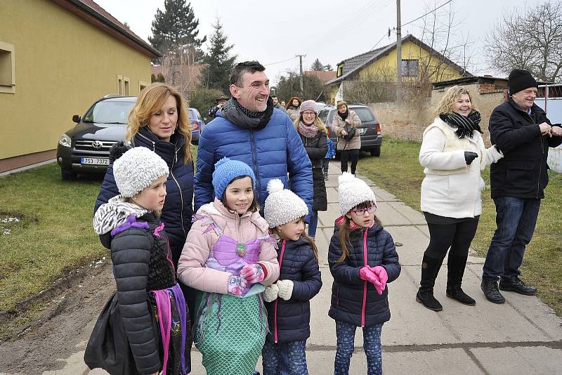 Tradiční průvod masek okořeněný zábavným programem prošel i touto obcí.