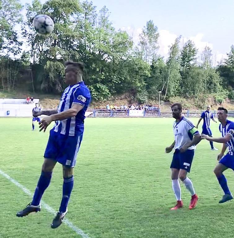 Z utkání divize Český Brod - Motorlet Praha (1:0).