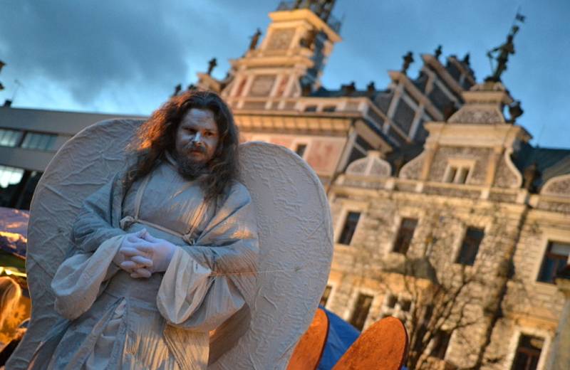 Kolíňáci zaplnili náměstí, aby se podívali na slavnostní rozsvícení vánočního stromu.