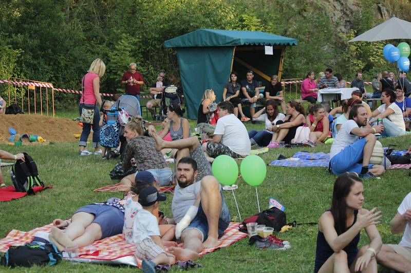 Kouřimská skála přilákala spoustu fanoušků, kteří díky hudbě zavzpomínali na Petra Muka.  