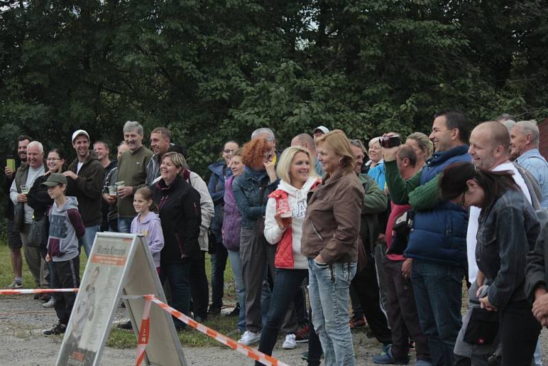 Nedělní odpoledne ve Viticích zpestřil Timbersports.