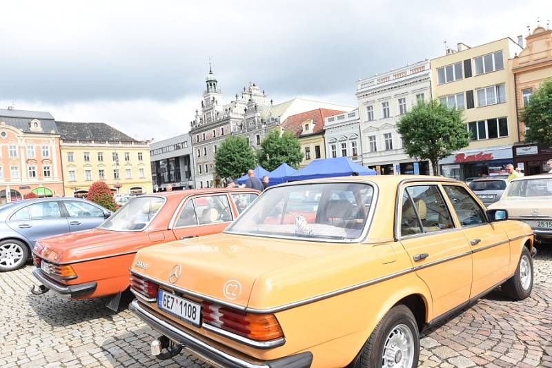 Majitelé vozů značky Mercedes-Benz se sešli po třiatřicáté a auty zaplnili kolínské Karlovo náměstí.