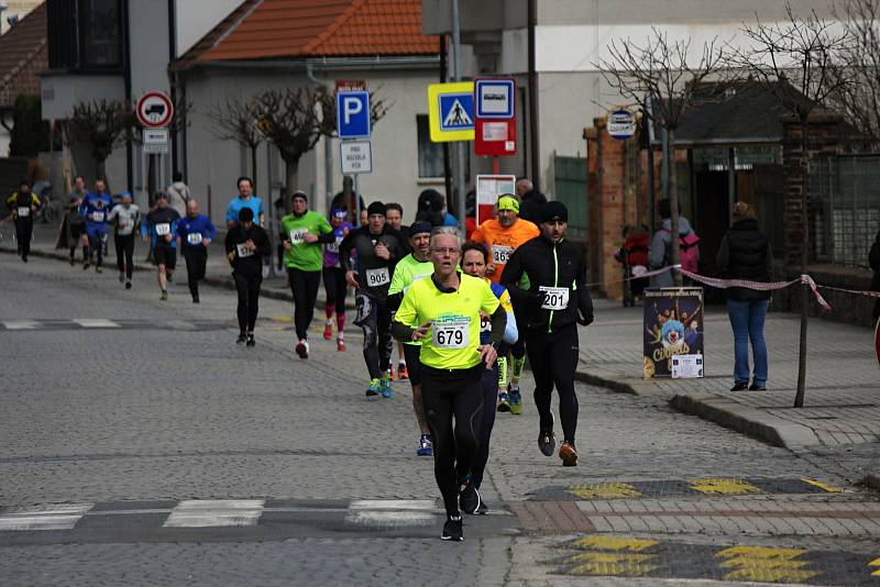 Tradičního běhu v Pečkách se účastní běžci různých věkových kategorií.